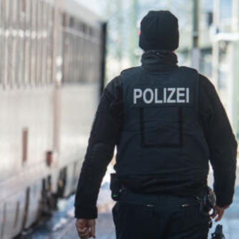 Ein Polizist beim Dienst auf dem Bahnsteig.
