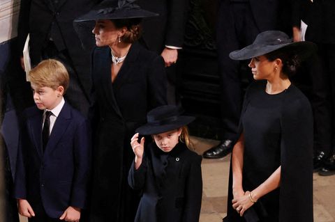Prinz George und Prinzessin Charlotte vor der Trauerfeier mit Mama Prinzessin Kate und Tante Herzogin Meghan