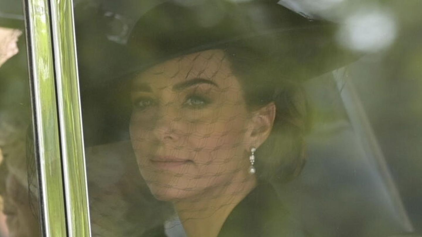 Kate, Prinzessin von Wales, wird im Auto gefahren und nimmt nicht an der Prozession teil. Genauso wie Herzogin Meghan und Queen Consort Camilla.