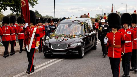 Der Leichenwagen der Queen fährt den Long Walk in Windsor entlang