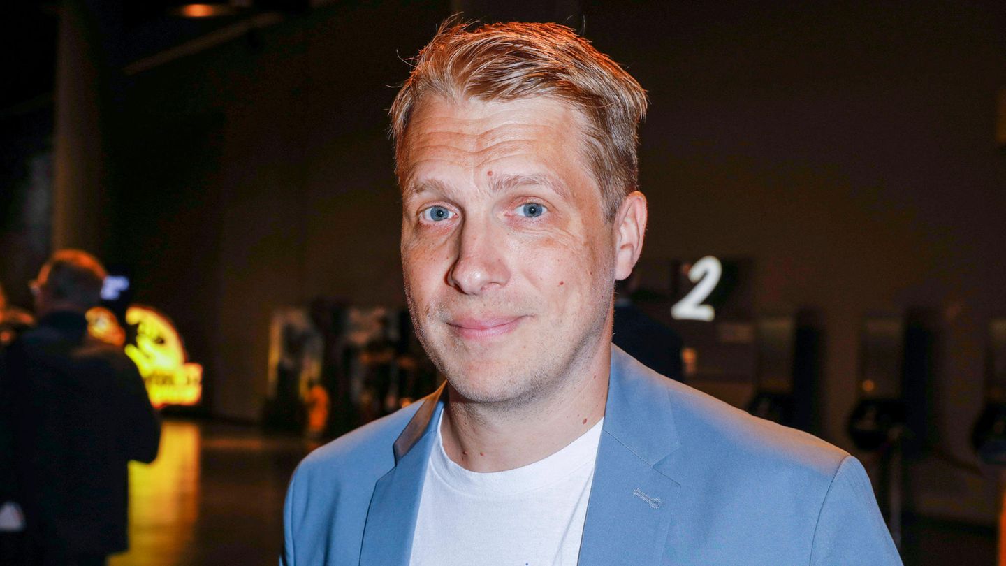Oliver Pocher blickt leicht verkniffen in die Kamera