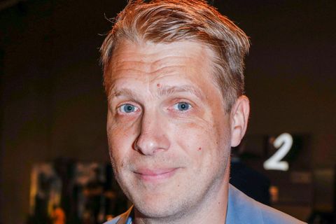 Oliver Pocher blickt leicht verkniffen in die Kamera