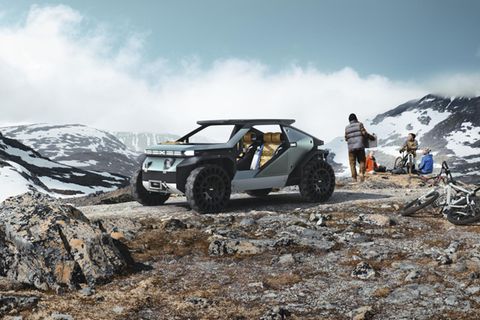Der Dacia Manifesto steht im bergigen Gelände