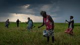 Eine Gruppe von Nawarddeken-Frauen jagt Schildkröten mit selbstgebauten Werkzeugen in den Überschwemmungsgebieten bei Gunbalanya, Arnhem Land, Australien. Den ganzen Tag konnten sie nur zwei Schildkröten finden – eine beliebte Delikatesse. Das Abbrennen des Grases erleichtert die Jagd.