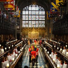 Der Sarg von Königin Elizabeth II. wird in die St.-Georges-Kapelle auf Schloss Windsor getragen.