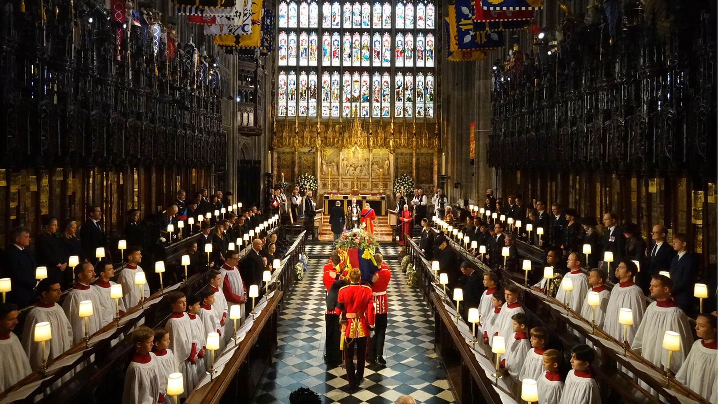Der Sarg von Königin Elizabeth II. wird in die St.-Georges-Kapelle auf Schloss Windsor getragen.