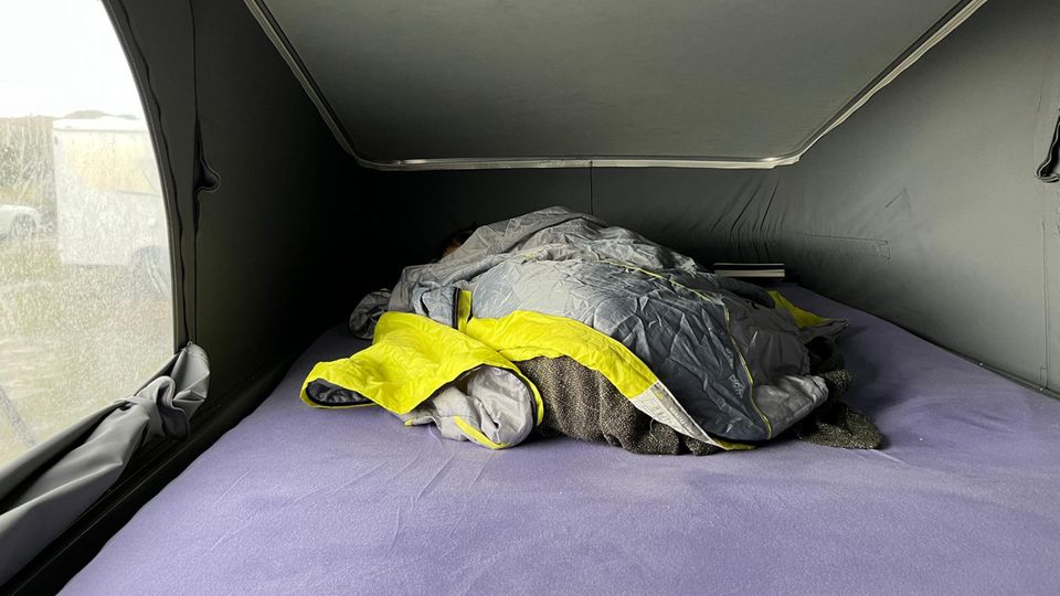 Schlapflatz unterm Dach: Unter diesem Deckenknäuel versteckt sich unsere Zweijährige.