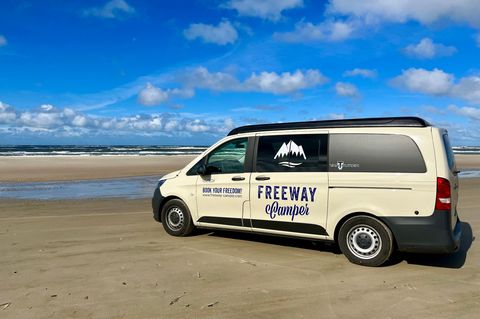 Mit Camper auf den Strand. Hier in Vejers in Süddänemark. Der Van Tourer Urban wurde uns für den Kurztrip von Eurocaravaning über Freeway Camper in Hamburg zur Verfügung gestellt.