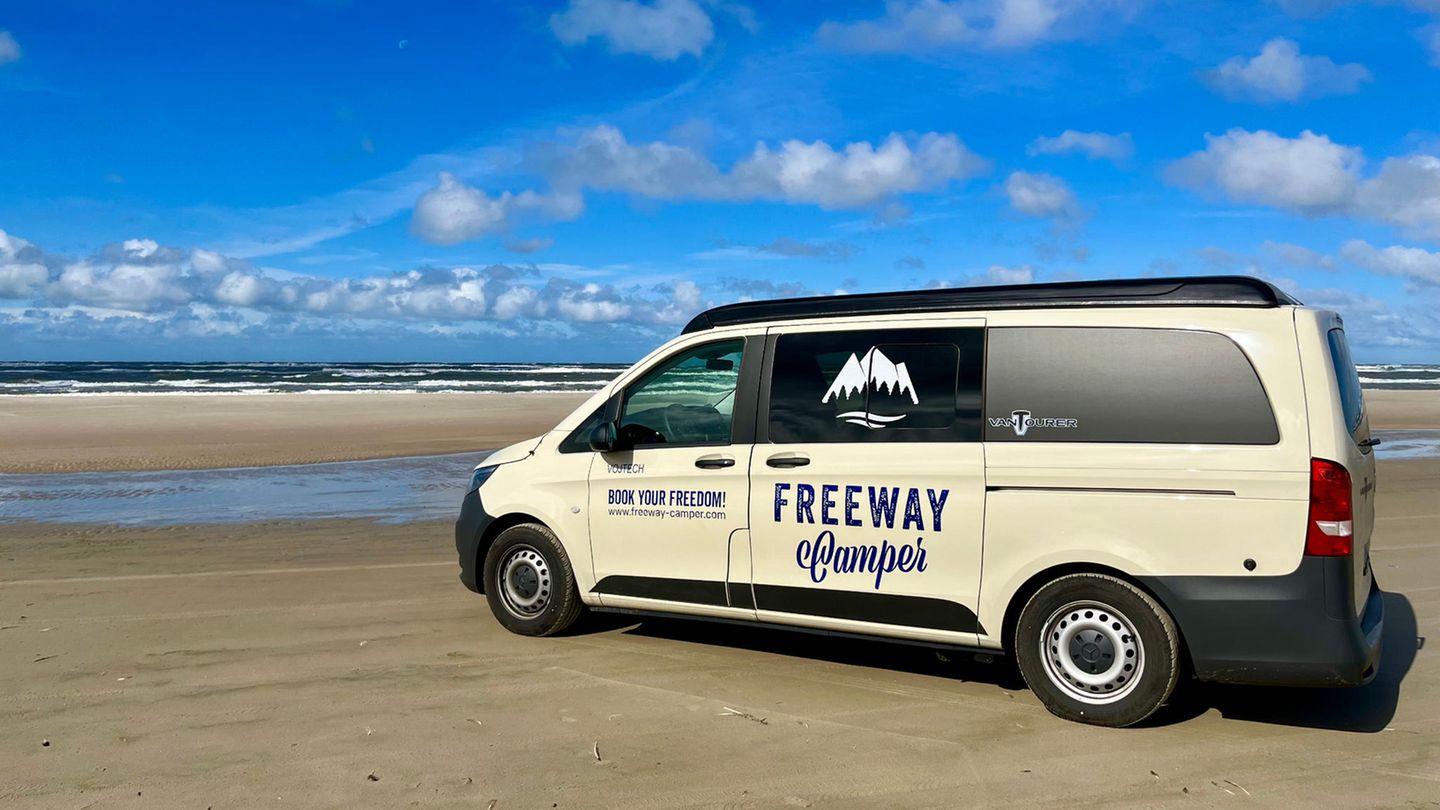 Mit Camper auf den Strand. Hier in Vejers in Süddänemark. Der Van Tourer Urban wurde uns für den Kurztrip von Eurocaravaning über Freeway Camper in Hamburg zur Verfügung gestellt.