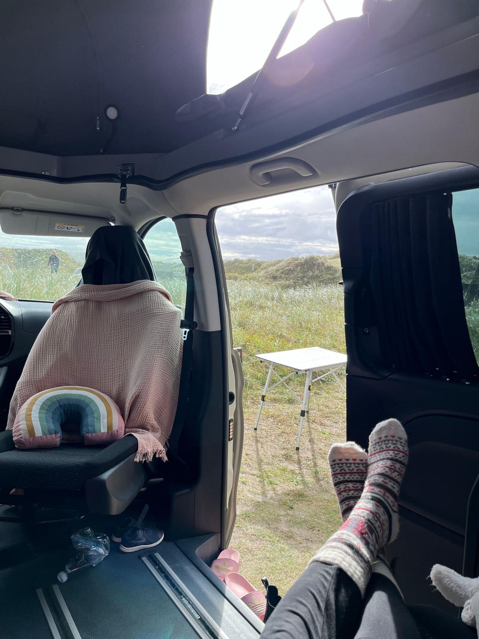 Van Tourer Urban: Es kann auch romantisch sein, wenn der Regen aufs Dach prasselt und die Sonne dazu scheint. Es kann auch romantisch sein, wenn der Regen aufs Dach prasselt und die Sonne dazu scheint.