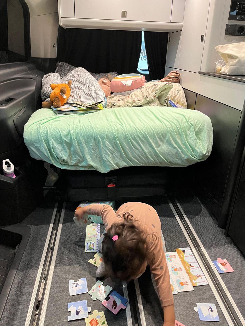 Van Tourer Urban: Die untere Sitzbank wird mit einem Topper zu einem gemütlichen Bett für eine Person, oder zwei kleine. Der Fußboden dient als Spielwiese. Die untere Sitzbank wird mit einem Topper zu einem gemütlichen Bett für eine Person, oder zwei kleine. Der Fußboden dient als Spielwiese.