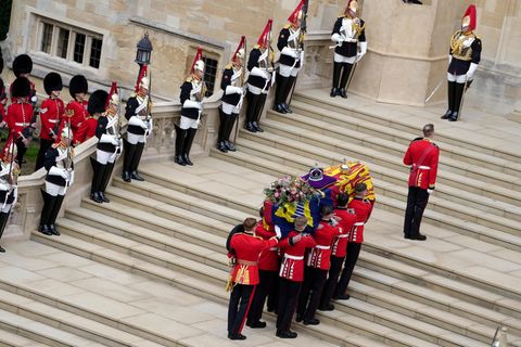 Der Sarg von Queen Elizabeth II. wird in die St.-Georgs-Kapelle getragen