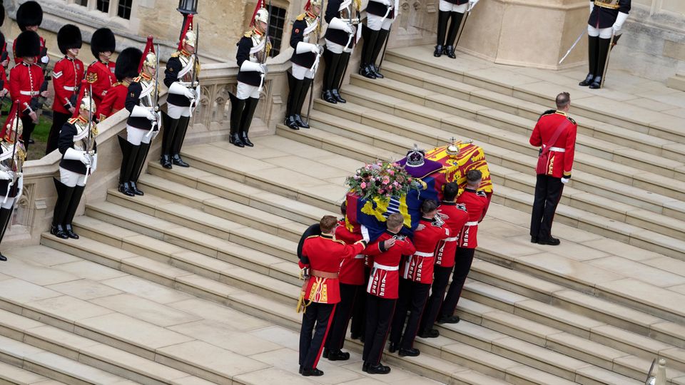 Der Sarg von Queen Elizabeth II. wird in die St.-Georgs-Kapelle getragen