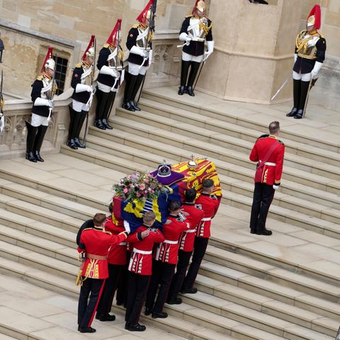 Der Sarg von Queen Elizabeth II. wird in die St.-Georgs-Kapelle getragen
