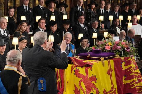 Der Moment, in dem Lord Chamberlain seinen Dienststab bricht und ihn auf den Sarg der Queen legt