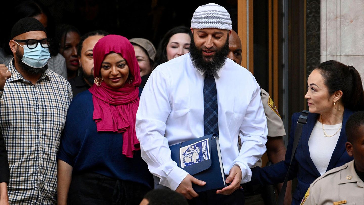 Adnan Syed  kann das Gerichtsgebäude in Baltimore als freier Mann verlassen.