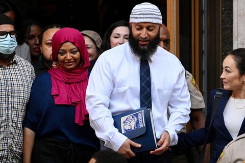 Adnan Syed  kann das Gerichtsgebäude in Baltimore als freier Mann verlassen.