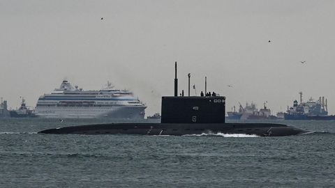 Russisches U-Boot der Kilo-Klasse im Bosphorus