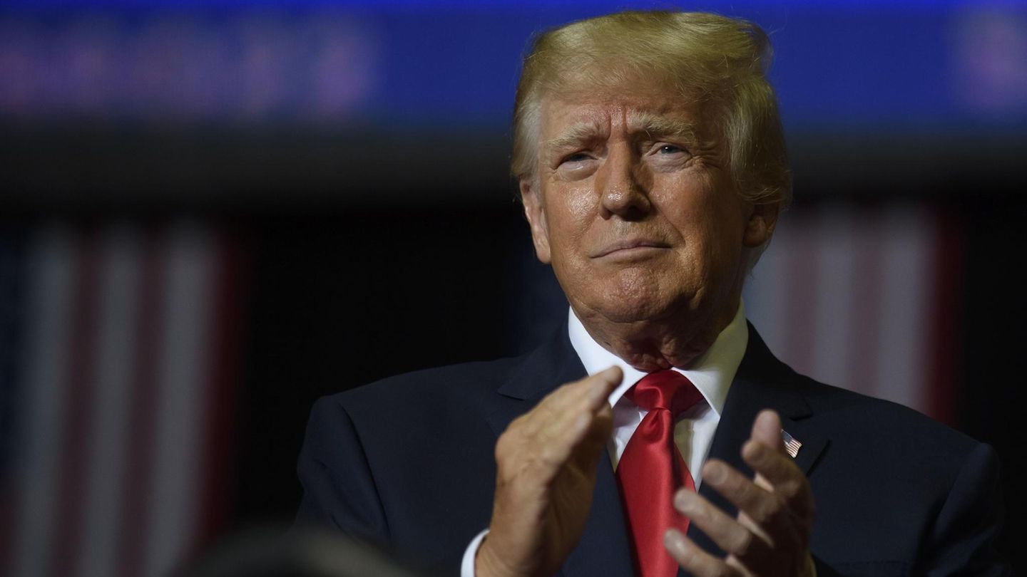 Donald Trump is getting closer and closer to QAnon conspirators