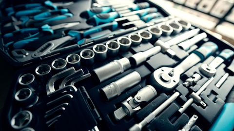 Deals und Angebote: Blick in einen prall gefüllten Werkzeugkoffer