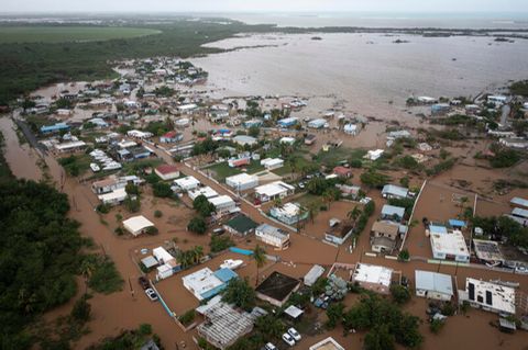 Überschwemmte Häuser in Puerto Rico, nachdem Hurrikan Fiona über das Gebiet gezogen ist