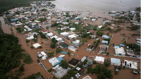 Überschwemmte Häuser in Puerto Rico, nachdem Hurrikan Fiona über das Gebiet gezogen ist