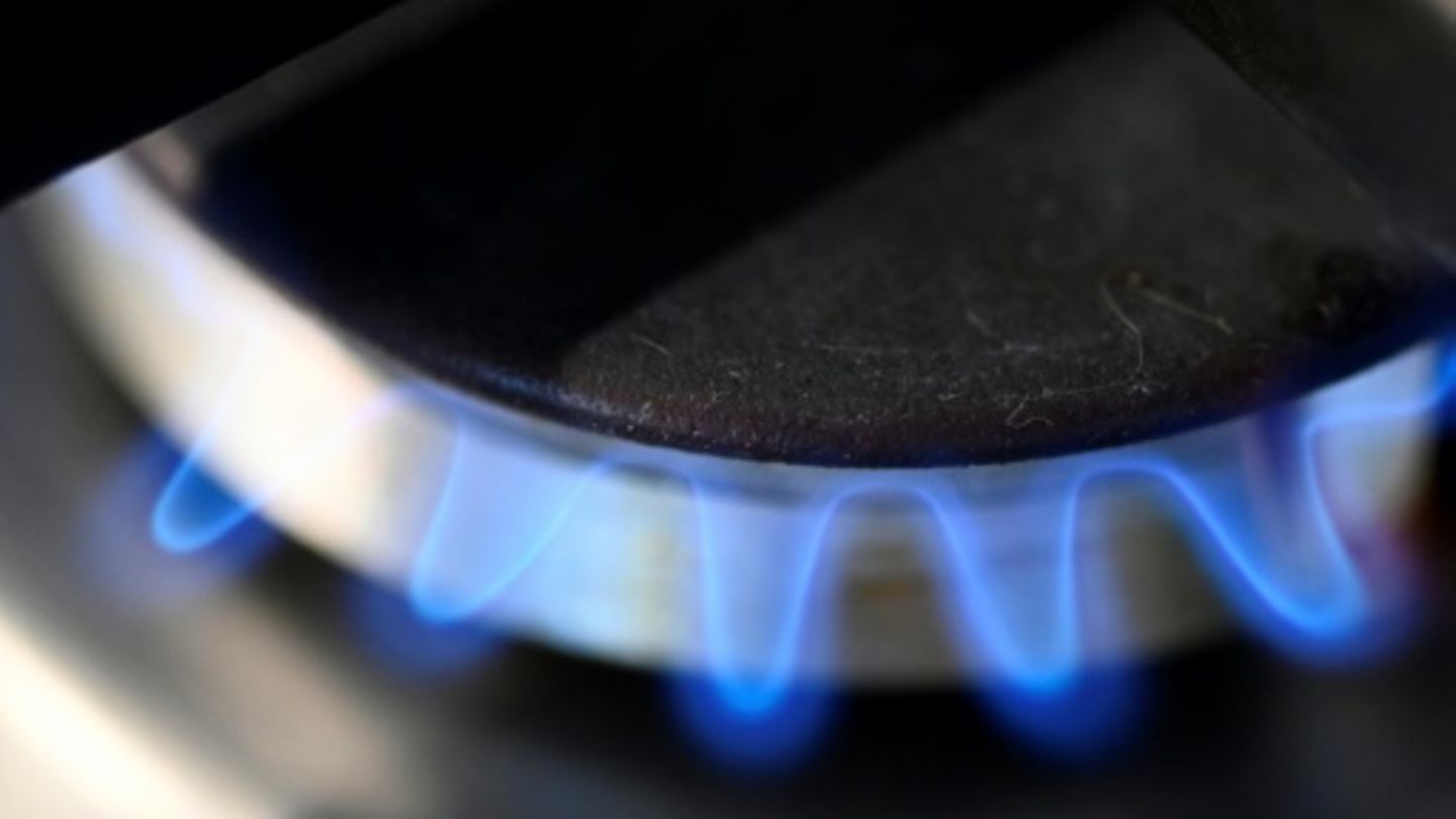 Eine Gasflamme, die Gasspeicher in Deutschland sind zu 90 Prozent gefüllt