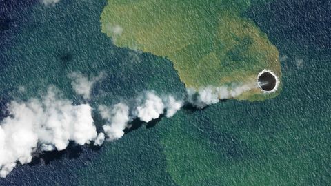 Pazifik, Tonga. Diese imposante Aufnahme zeigt seismische Aktivität und Ausbrüche am Vulkan Home Reef, einem wieder aufgetauchten Unterwasservulkan in dem Königreich im Südpazifik