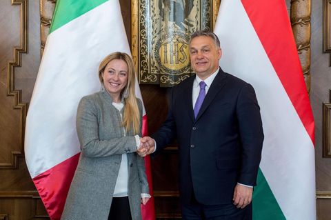 Giorgia Meloni mit Viktor Orbán