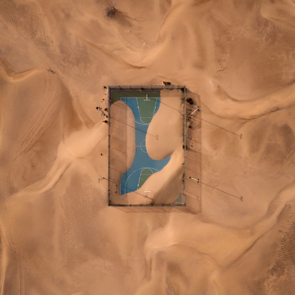 Ein Basketballplatz nach einem Sandsturm in den Vereinigten Arabischen Emiraten