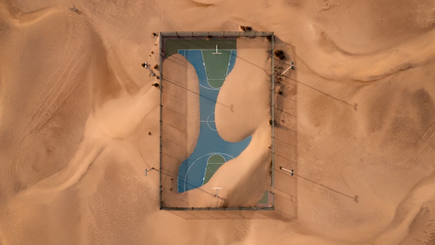Ein Basketballplatz nach einem Sandsturm in den Vereinigten Arabischen Emiraten Ein Basketballplatz nach einem Sandsturm in den Vereinigten Arabischen Emiraten