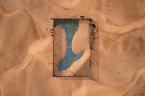 Ein Basketballplatz nach einem Sandsturm in den Vereinigten Arabischen Emiraten