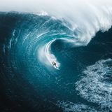 Surfer Chris Ross stürmt auf diesem Foto eine monströse Welle herunter, die über ihm zu rollen beginnt