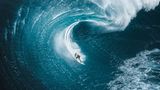 Surfer Chris Ross stürmt auf diesem Foto eine monströse Welle herunter, die über ihm zu rollen beginnt