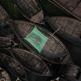 Ein Bootsmann, der sich auf seinem Boot ausruht