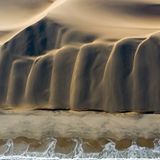 In diesem Bild treffen sich Wüste und Ozean