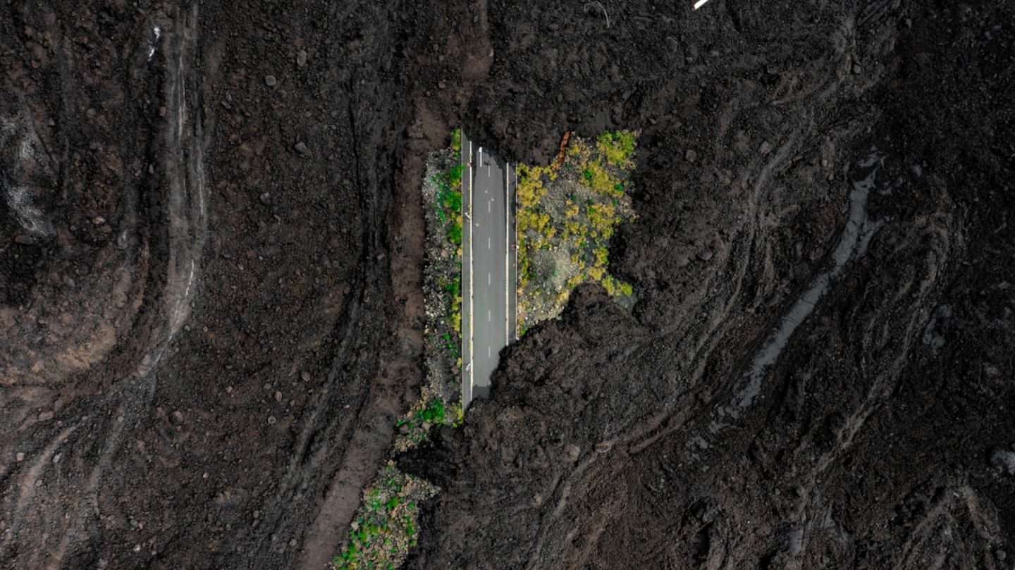 Eine durch einen Vulkanausbruch zerstörte Straße