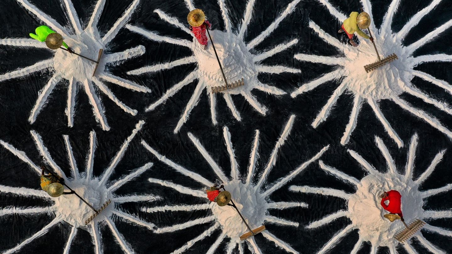 Arbeiter in einer Salzpfanne