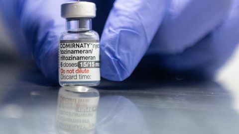 Ein Mitarbeiter eines Impfzentrums zieht eine Spritze mit einem an Omikron angepassten Impfstoff auf.