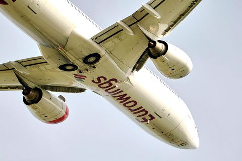 Laut der Fluggastrechteverordnung der EU steht Betroffenen eine finanzielle Ausgleichszahlung in Höhe zwischen 250 und 600 Euro zu.