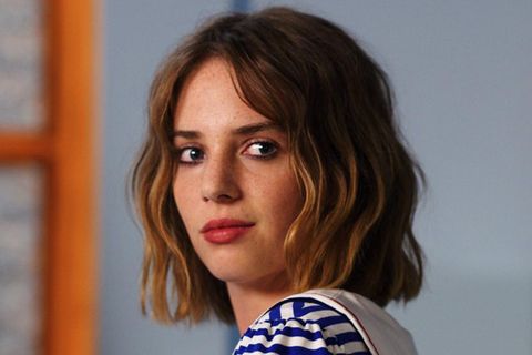 Maya Hawke in ihrem Kostüm als Eisverkäuferin