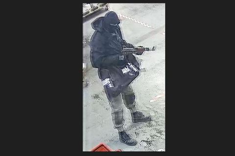 Bei Aktenzeichen XY wird dieses Foto von einem bewaffneten Mann gezeigt werden