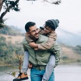 Sicherheit und Verlässlichkeit.   Das Gefühl, sich auf sein Umfeld verlassen zu können, gesund und sicher zu sein ist für die kindliche Entwicklung essenziell. Das beinhaltet nicht nur den Zugang zu einer ausgewogenen Ernährung und der Möglichkeit, sich als Kind auszuleben, sondern auch den Schutz vor Gewalt und Misshandlung jeglicher Form. Sollten Kinder diese existenzielle Sicherheit nicht bekommen, kann sich das im Erwachsenenalter in Form von vielfältigen gesundheitlichen und psychischen Störungen äußern. 