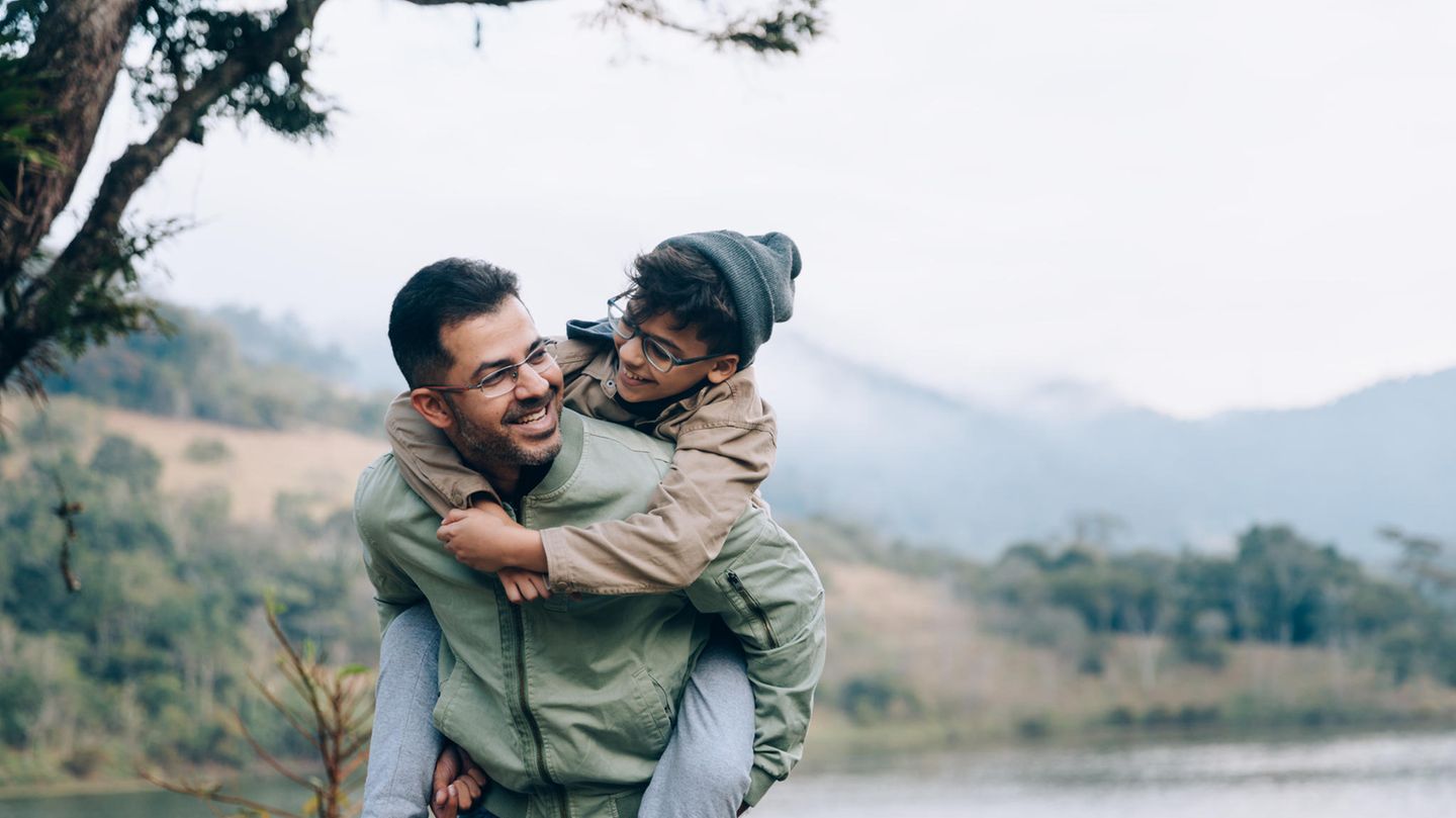 Weltkindertag: Sicherheit und Verlässlichkeit. Das Gefühl, sich auf sein Umfeld verlassen zu können, gesund und sicher zu sein ist für die kindliche Entwicklung essenziell. Das beinhaltet nicht nur den Zugang zu einer ausgewogenen Ernährung und der Möglichkeit, sich als Kind auszuleben, sondern auch den Schutz vor Gewalt und Misshandlung jeglicher Form. Sollten Kinder diese existenzielle Sicherheit nicht bekommen, kann sich das im Erwachsenenalter in Form von vielfältigen gesundheitlichen und psychischen Störungen äußern. Sicherheit und Verlässlichkeit. Das Gefühl, sich auf sein Umfeld verlassen zu können, gesund und sicher zu sein ist für die kindliche Entwicklung essenziell. Das beinhaltet nicht nur den Zugang zu einer ausgewogenen Ernährung und der Möglichkeit, sich als Kind auszuleben, sondern auch den Schutz vor Gewalt und Misshandlung jeglicher Form. Sollten Kinder diese existenzielle Sicherheit nicht bekommen, kann sich das im Erwachsenenalter in Form von vielfältigen gesundheitlichen und psychischen Störungen äußern.