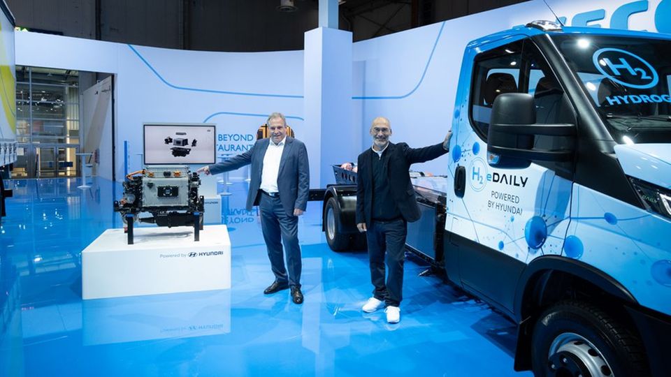 Marco Liccardo von Iveco und Martin Zeilinger von Hyundai präsentieren einen Transporter mit Wasserstoff-Brennstoffzelle