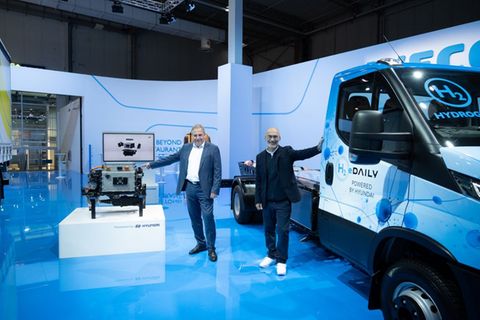 Marco Liccardo von Iveco und Martin Zeilinger von Hyundai präsentieren einen Transporter mit Wasserstoff-Brennstoffzelle