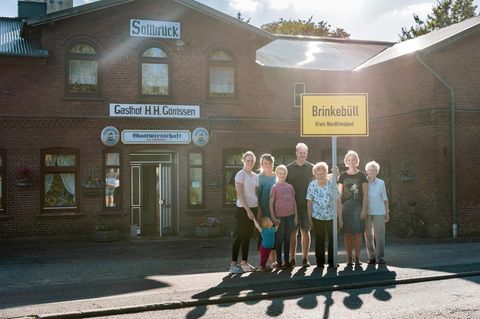 Familie Görrissen vor dem Gasthof der Familie "H.H. Görrissen"