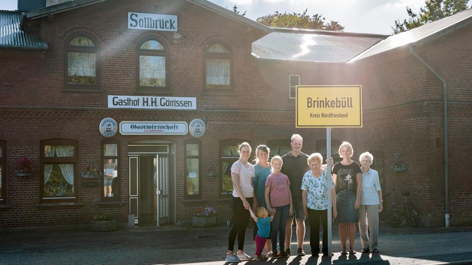 Familie Görrissen vor dem Gasthof der Familie "H.H. Görrissen"