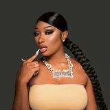 "Hot Girl" steht auf der Kette, die Rapperin Megan Thee Stallion um den Hals trägt. Das Schmuckstück ist aus Diamanten mit 155 Karat und 14-karätigem Gold. Am Finger und Ohr der 27-Jährigen funkeln ebenfalls Diamanten.