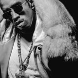 Anfangs war Gelbgold der Standard für Hip-Hop-Schmuck, aber als die Branche in den Neunzigerjahren größer und einflussreicher wurde, begannen Künstler wie Jay-Z oder Sean Combs (damals Puff Daddy) Schmuckstücke aus Platin und Diamanten zu kaufen und leiteten damit eine neue Ära des Hip-Hop-Schmucks ein. Combs trägt auf dieser Aufnahme aus dem Jahr 1999 zwei Platinketten, an denen üppige Diamantkreuze hängen.